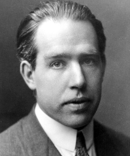 Portrait photograph, circa 1922. Public domain via Wikimedia Commons.