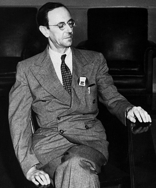 Photograph by Los Alamos National Laboratory (circa 1945). Public domain via Wikimedia Commons.