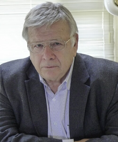 Gerald Guralnik (circa 2014) by Zguralnik. CC-BY-SA 4.0 via Wikimedia Commons.