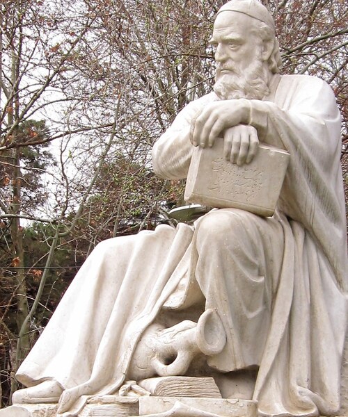 Statue of Omar Khayyam by Abolhassan Sadighi at Laleh Park, Tehran. CC-BY-3.0 via Wikimedia Commons.