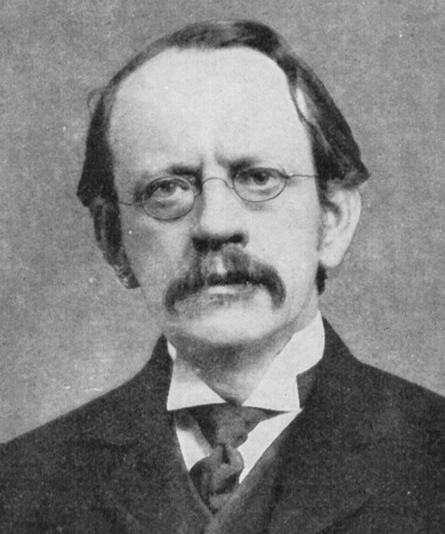Portrait photograph (1915). Public domain via Wikimedia Commons.
